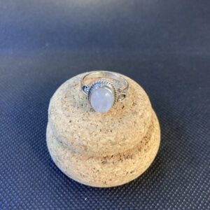 Anello con pietra naturale