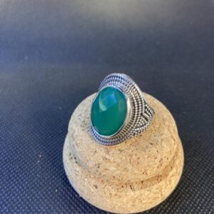 Anello con pietra naturale