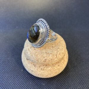 Anello con Labradorite ovale