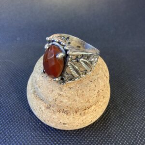 Anello con Corniola, foglie in argento