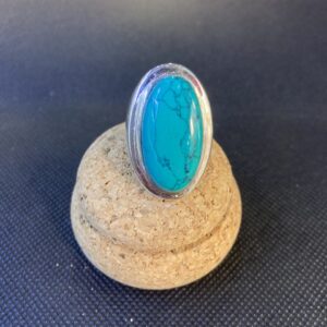 Anello con pietra naturale ovale