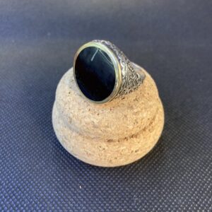 Anello con pietra naturale rotonda