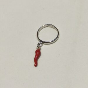 Anello portafortuna con cornetto pendente