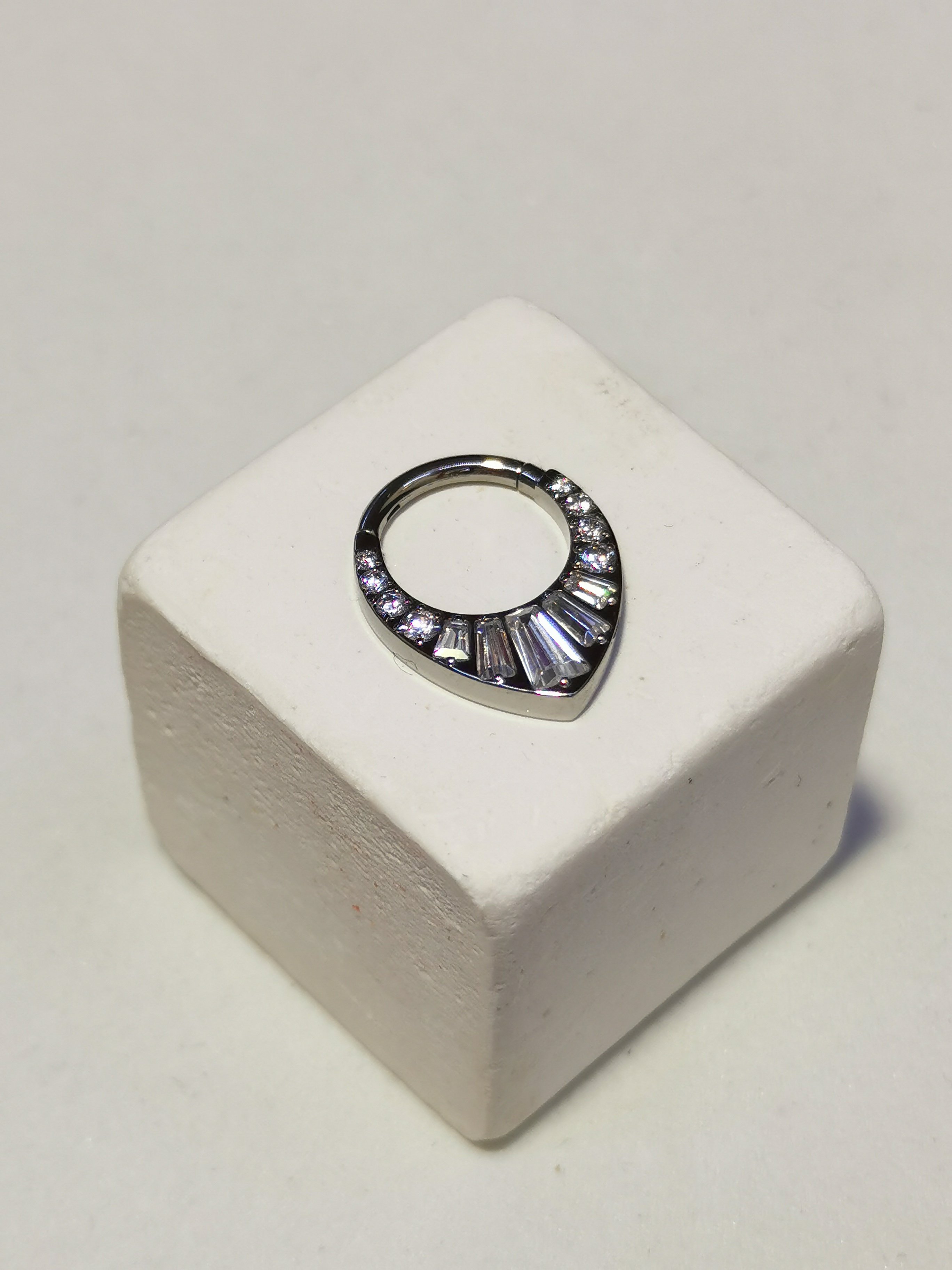 Piercing Helix: Guida Completa a Dolore, Cura e Gioielli nel 2026 - Fluid Shop