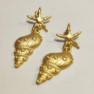 Orecchini con conchiglia pendente e stella marina