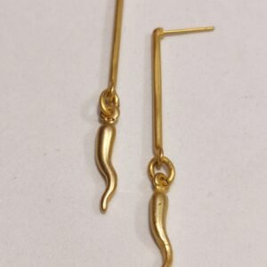 Orecchini lunghi barretta con cornetto pendente