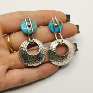 Orecchini con turchese incastonato e pendente rotondo