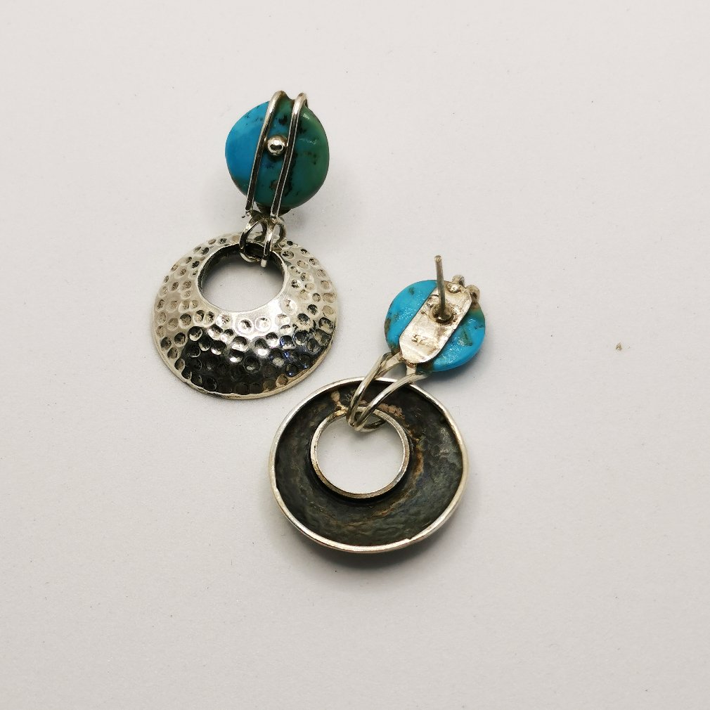 Orecchini con turchese incastonato e pendente rotondo - immagine 2