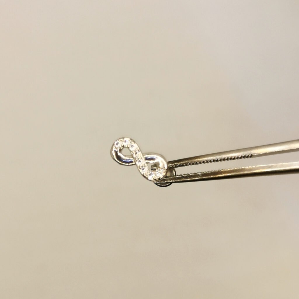 Piercing Helix: Guida Completa a Dolore, Cura e Gioielli nel 2026 - Fluid Shop