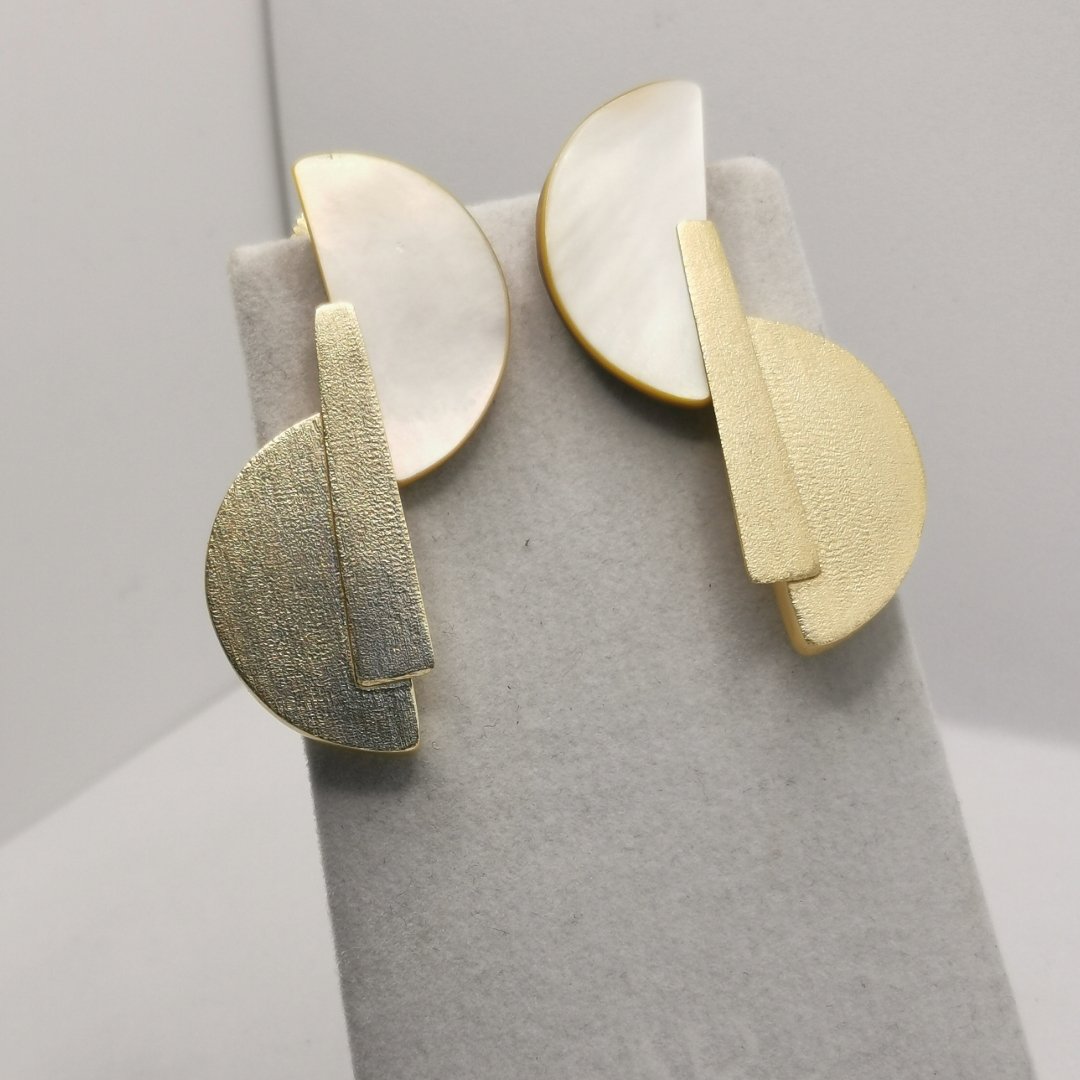 Orecchini Lobo Foglia Asimmetrica Ottone Placcato Oro 24K e Agata - immagine 4