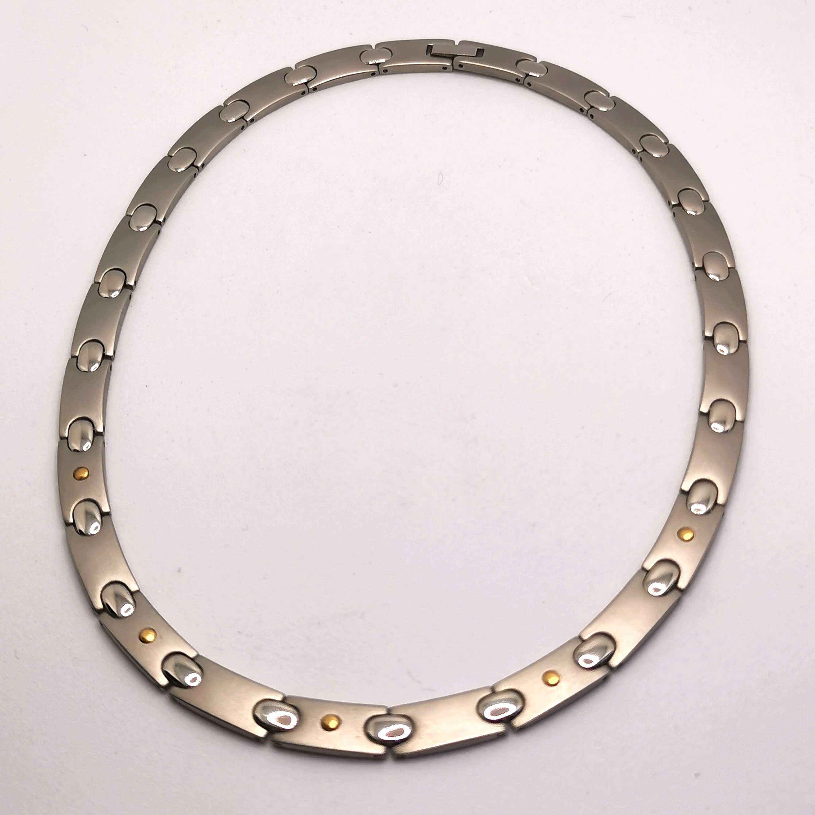 Nickel e Allergie: Perché Irrita la Pelle e Quali Gioielli Scegliere nel 2026 - Fluid Shop