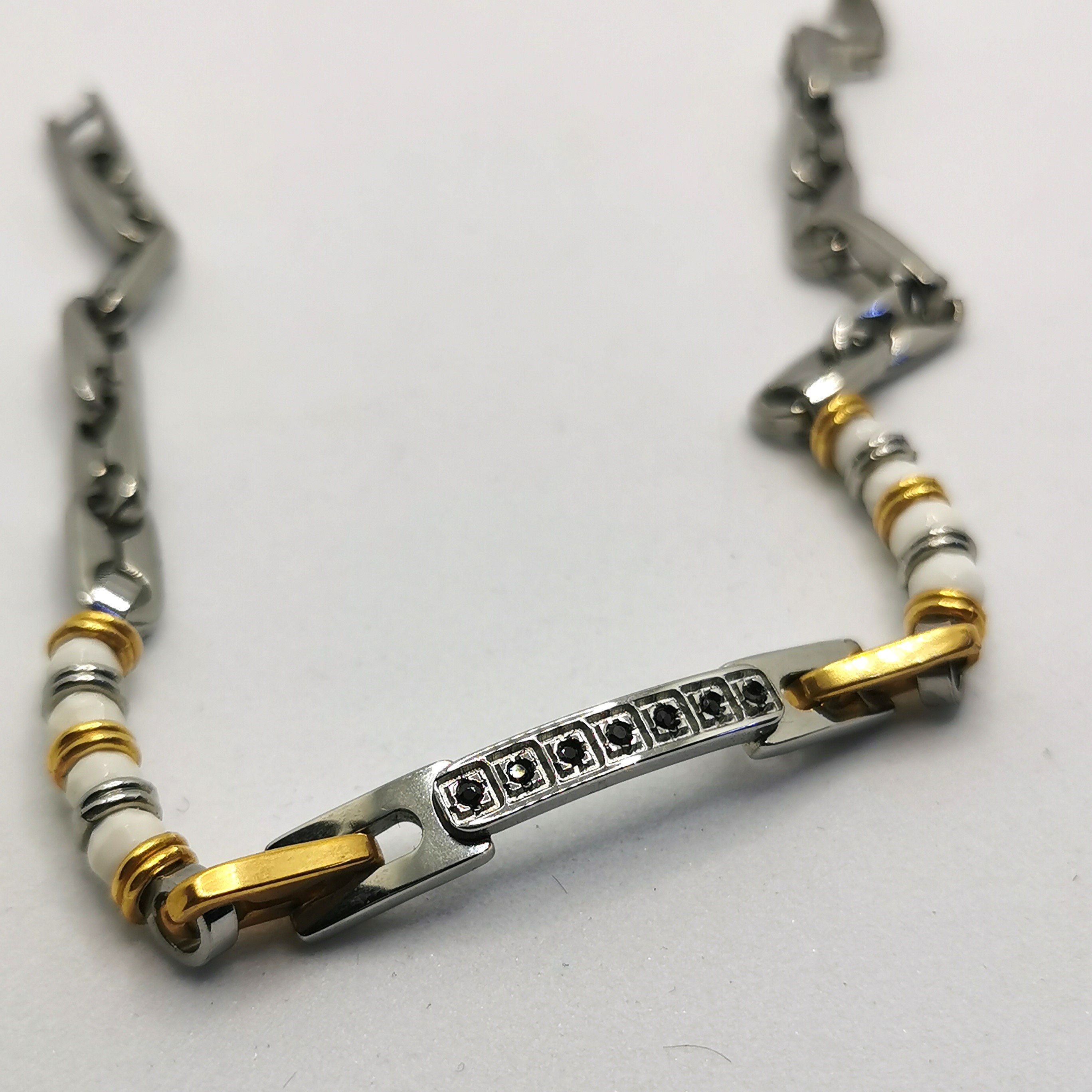 Bracciale Uomo: Guida Completa a Materiali, Stili e Come Scegliere - Fluid Shop