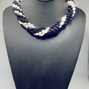 Collana artigianale torchon con sefere d'agata nera e perle naturali