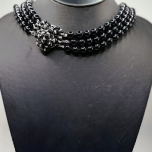 Collana artigianale triplo filo di sfere nere con medaglione decorativo