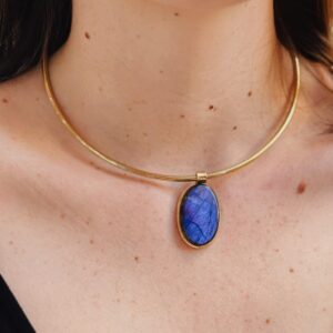 Pendente con pietre naturali su montatura ottone