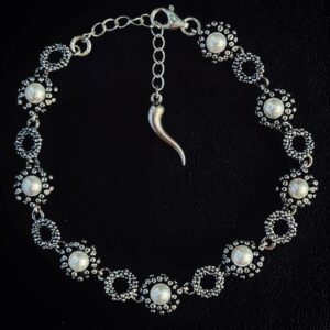 Bracciale granulazione con ramo di corallo e perle