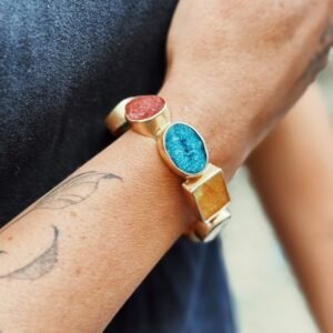 Bracciale artigianale ottone placcato oro 24k con agate multicolor forme geometriche