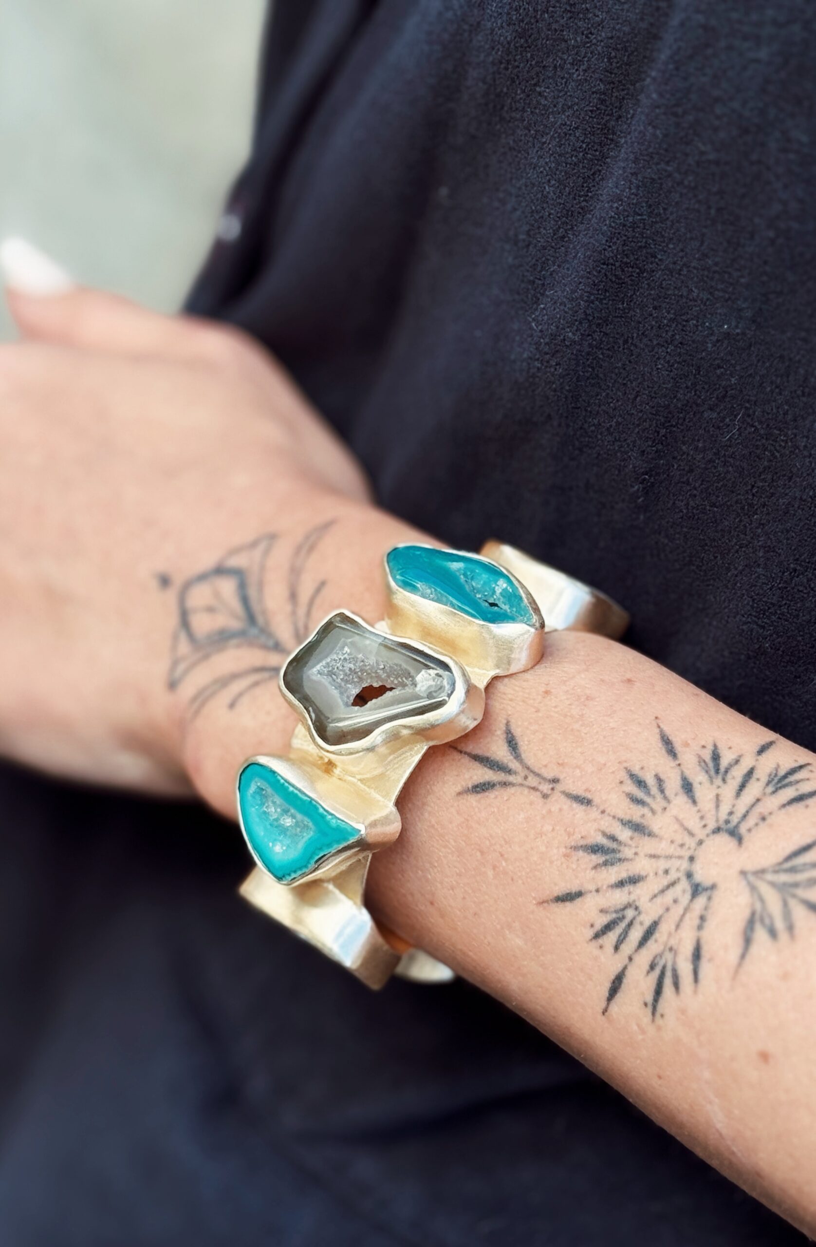 Bracciale artigianale ottone placcato oro 24k con agate multicolor forme organiche - immagine 3